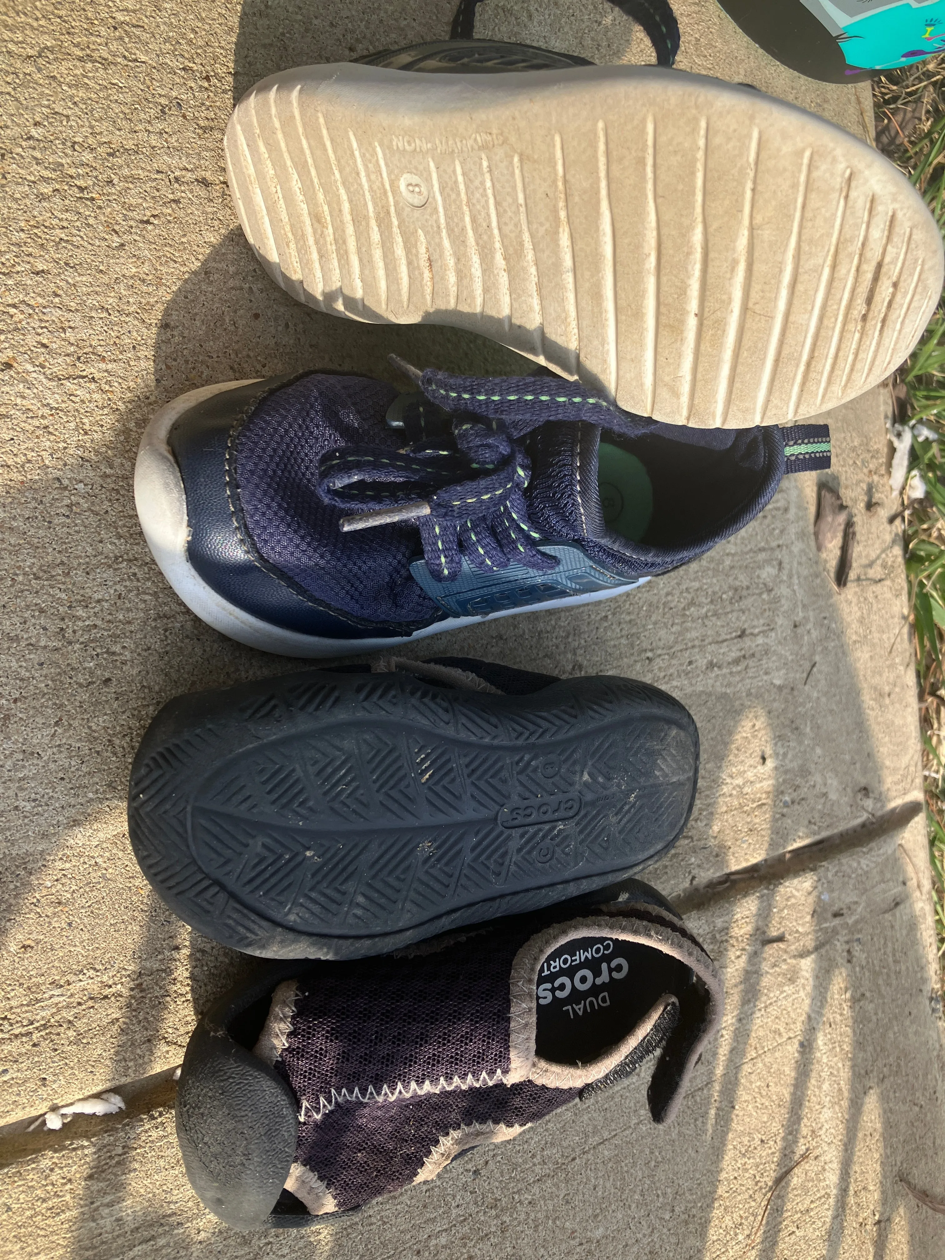 8- croc water shoes Cat&jack sneakers - size Shoes:           8 & 8.5 (Little Kid)